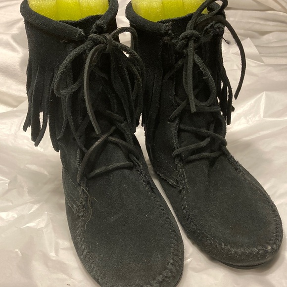 Minnetonka Women’s Mocassin boots - size 4 - Picture 1 of 11